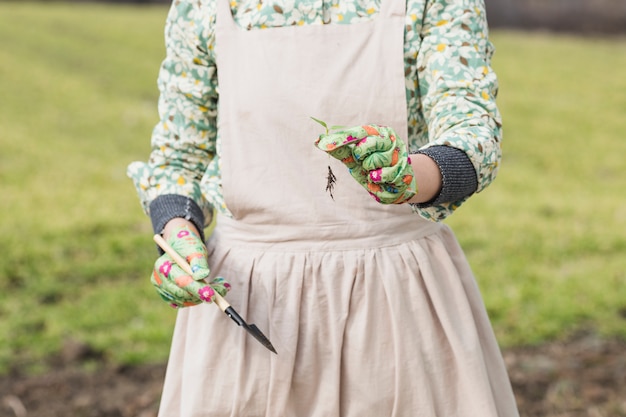 Retrato de mujer plantando