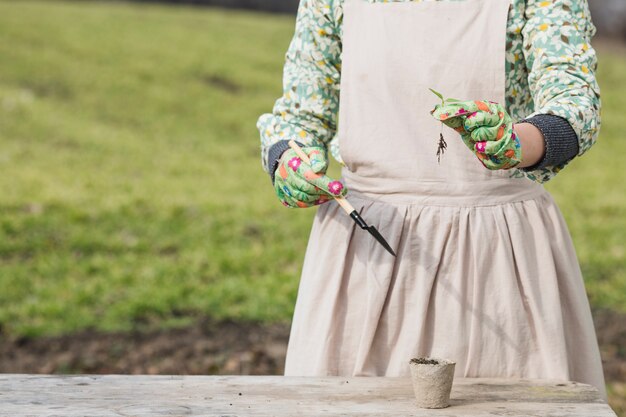 Retrato de mujer plantando