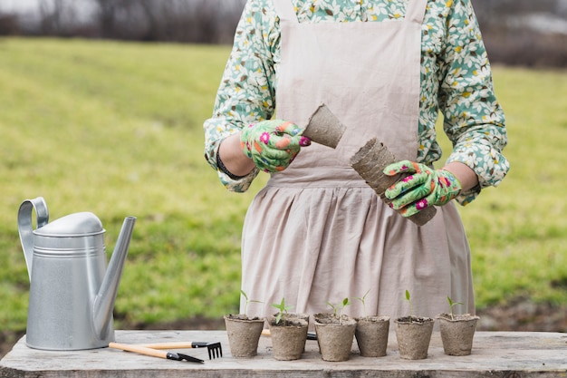 Retrato de mujer plantando