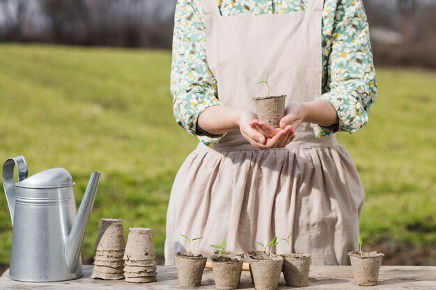 Retrato de mujer plantando