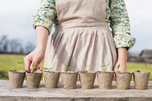 Foto gratuita retrato de mujer plantando