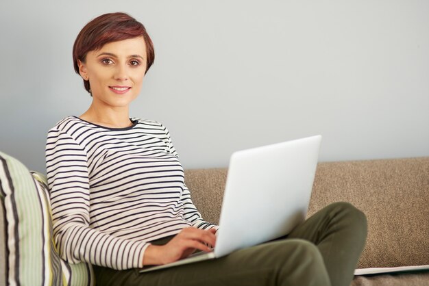 Retrato de mujer con portátil blanco