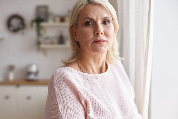 Retrato de una mujer posando en la casa