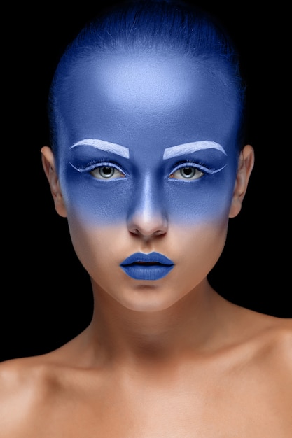 Retrato de una mujer posando cubierta con pintura azul