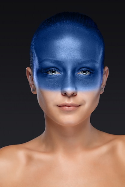 Foto gratuita retrato de una mujer posando cubierta con pintura azul