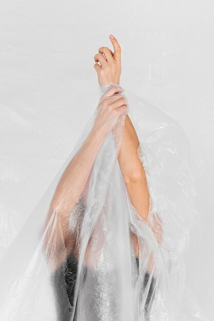 Retrato mujer posando con papel de plástico