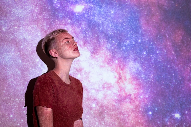 Foto gratuita retrato de mujer posando con textura de proyección del universo