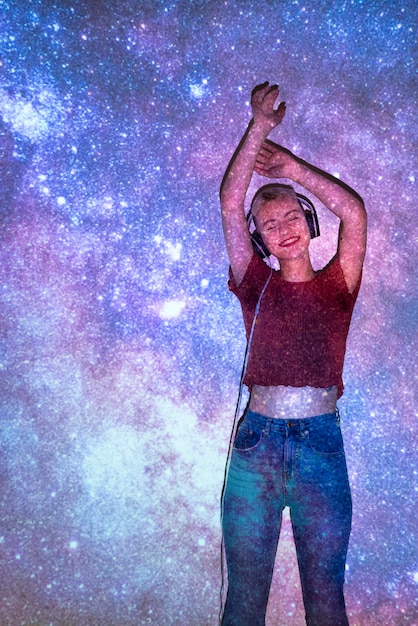 Foto gratuita retrato de mujer posando con textura de proyección del universo