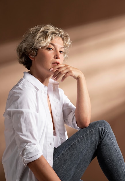 Retrato, de, mujer, posar, en, camisa blanca