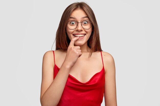 Retrato de mujer positiva alegre con sonrisa con dientes