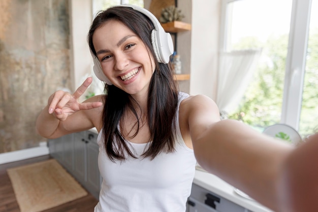 Retrato de mujer positiva tomando un selfie