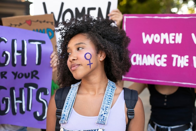 Retrato de mujer protestando por sus derechos