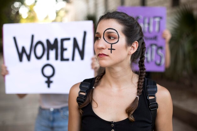 Retrato de mujer protestando por sus derechos