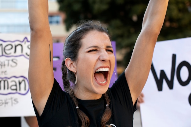 Retrato de mujer protestando por sus derechos