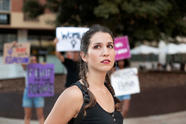 Retrato de mujer protestando por sus derechos