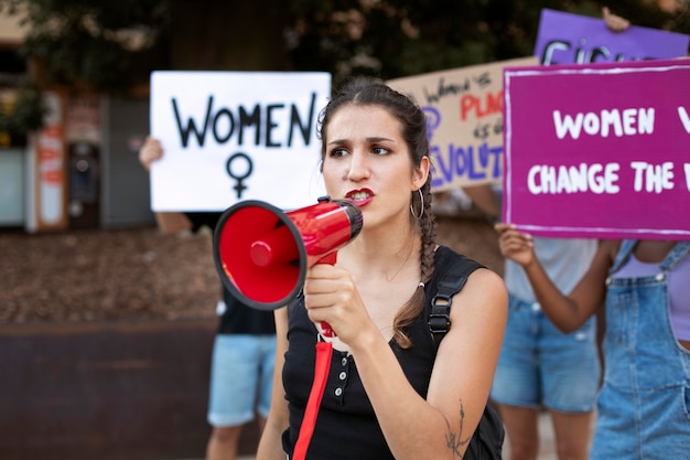 Retrato de mujer protestando por sus derechos