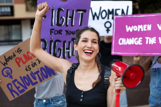 Retrato de mujer protestando por sus derechos