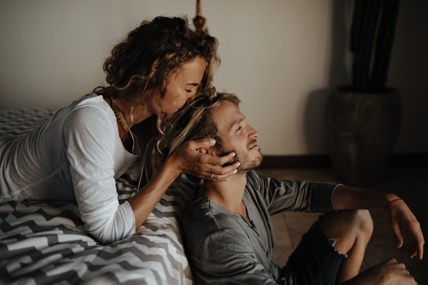 Retrato de mujer que abraza y besa a su amante en la cabeza