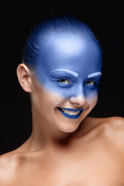 Foto gratuita retrato de una mujer que posa cubierta con pintura azul