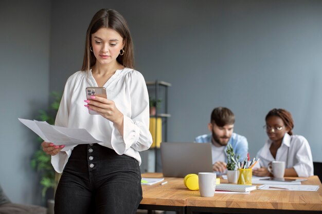 Retrato de mujer que trabaja en una empresa de nueva creación