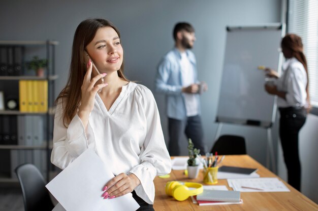 Retrato de mujer que trabaja en una empresa de nueva creación