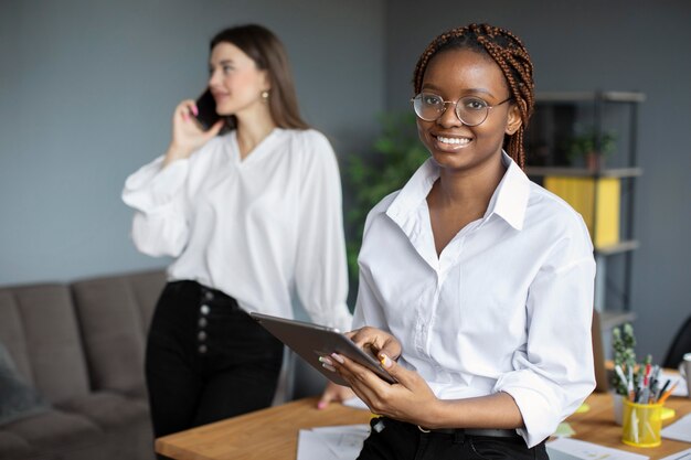 Retrato de mujer que trabaja en una empresa de nueva creación