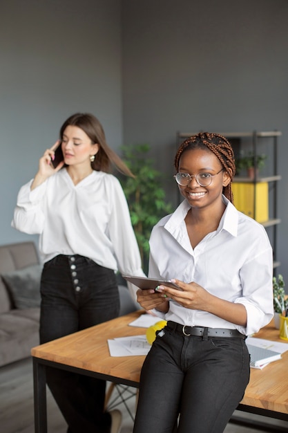 Retrato de mujer que trabaja en una empresa de nueva creación