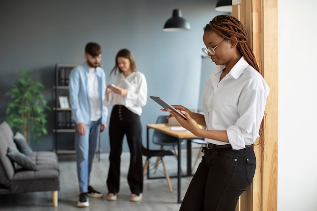 Retrato de mujer que trabaja en una empresa de nueva creación