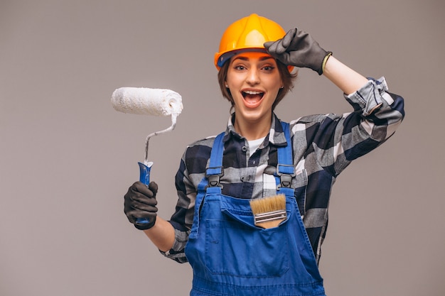 Retrato de la mujer del reparador con el rodillo de pintura aislado