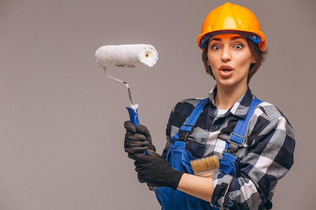 Retrato de la mujer del reparador con el rodillo de pintura aislado