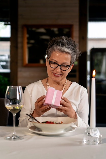 Foto gratuita retrato de mujer en un restaurante de lujo