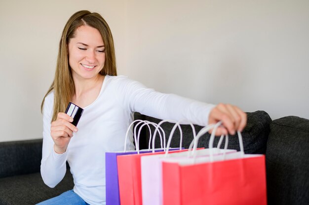 Retrato de mujer revisando bolsas de compras