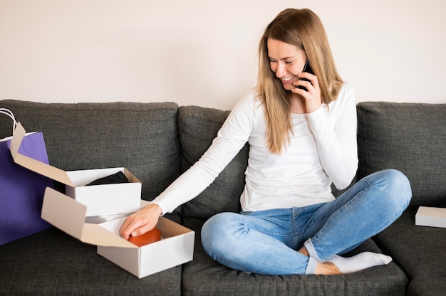 Retrato de mujer revisando productos pedidos en línea