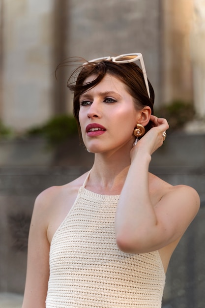 Foto gratuita retrato de mujer rica al aire libre con elegante vestido y gafas de sol