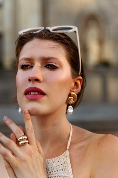 Retrato de mujer rica al aire libre con elegante vestido y gafas de sol