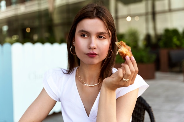 Retrato de mujer rica con un descanso para almorzar