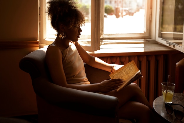 Retrato de mujer rica en interiores con libro