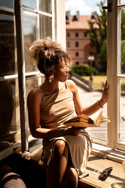 Foto gratuita retrato de mujer rica en interiores con libro