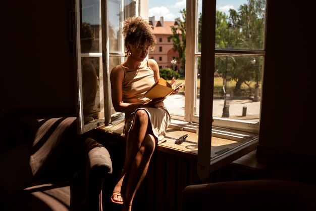 Retrato de mujer rica en interiores con libro