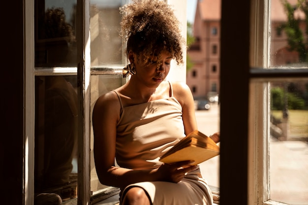 Retrato de mujer rica en interiores con libro