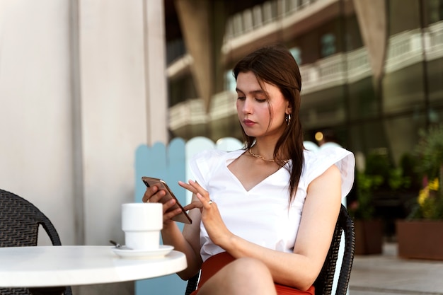 Foto gratuita retrato de mujer rica tomando un café