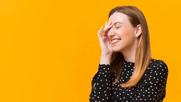 Retrato mujer riendo con espacio de copia