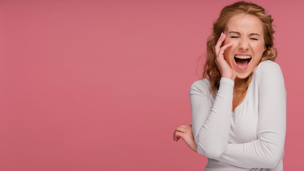 Foto gratuita retrato mujer riendo con espacio de copia