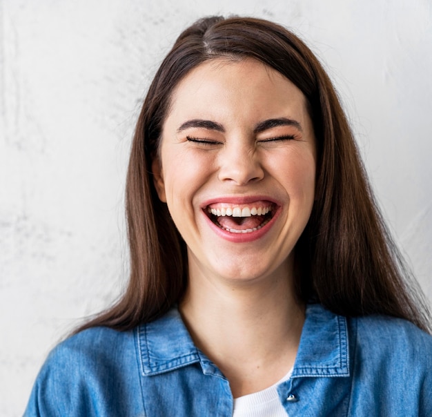 Foto gratuita retrato de mujer riendo feliz