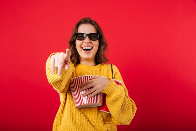 Retrato de una mujer riendo en gafas de sol