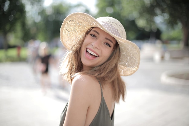 Retrato de una mujer riendo