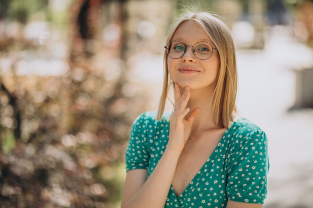 Retrato de mujer rubia en la calle