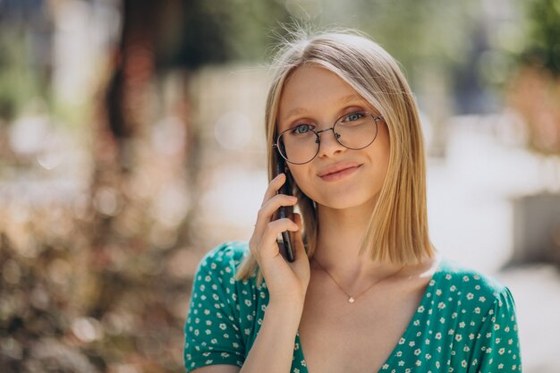 Retrato de mujer rubia en la calle