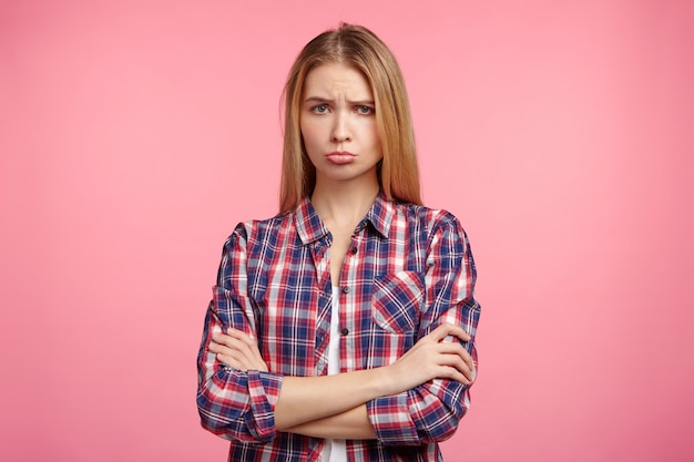 Retrato de mujer rubia en camisa a rayas