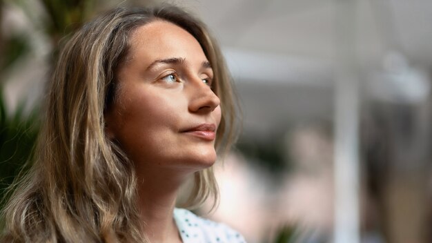 Retrato de una mujer rubia caucásica en Barcelona, España